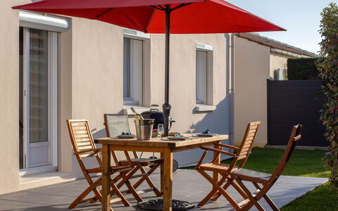 Les Pêcheries: Meubles, Bâtiment, Propriété, Table, Chaise, Fenêtre, Plante, Ombre, Mobilier De Jardin, Parapluie