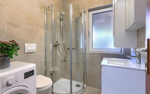 Ketty: Porte De Douche, Luminaire Plomberie, Propriété, Tete De Douche, Buanderie, Pot De Fleur, Douche, Bar De Douche, Salle De Bains