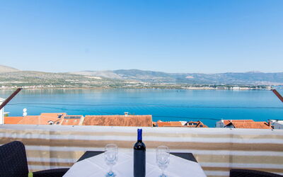 Trogir 183: Ciel, L'Eau, Table, Propriété, Meubles, Bleu, Bleu Azur, Chaise, Montagne, Bâtiment
