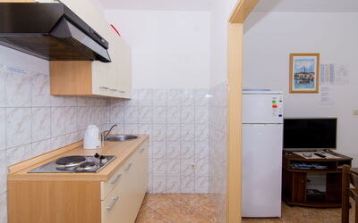 Slanada 183.4: Cabinetry, Bâtiment, Meubles, Comptoir, Évier, Cuisine, Bois, Design Intérieur, Tiroir, Cuisinière