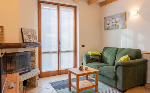 Giove: Propriété, Meubles, Bâtiment, Bois, Canapé, Confort, Table, Design Intérieur, Sol, Sol