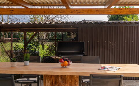 Giove: Table, Meubles, Propriété, Plante, Bois, Bâtiment, Ombre, Design Intérieur, Éclairage, Mobilier De Jardin