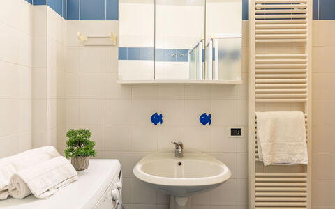 Cremia 615: Robinet, Luminaire Plomberie, Propriété, Évier, Lavabo, Salle De Bains, Bleu Azur, Design Intérieur, Violet, Éclairage