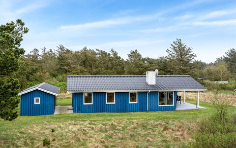 Conny - 350M from the Sea: Toit, Maison, Domicile, Chalet, Porte, Siding, Plate-Forme, Porche, Planche, Dur