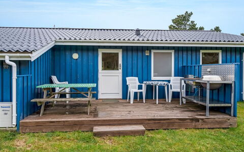 Conny - 350M from the Sea: Toit, Maison, Domicile, Chalet, Porte, Siding, Plate-Forme, Porche, Planche, Dur