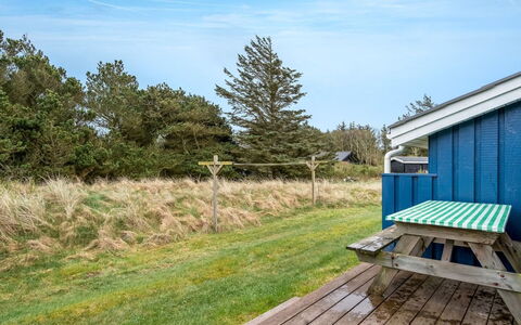 Conny - 350M from the Sea: Toit, Maison, Domicile, Chalet, Porte, Siding, Plate-Forme, Porche, Planche, Dur
