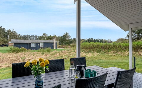 Conny - 350M from the Sea: Toit, Maison, Domicile, Chalet, Porte, Siding, Plate-Forme, Porche, Planche, Dur