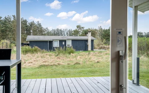 Conny - 350M from the Sea: Toit, Maison, Domicile, Chalet, Porte, Siding, Plate-Forme, Porche, Planche, Dur