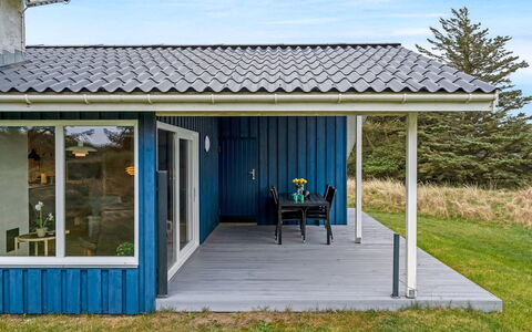 Conny - 350M from the Sea: Toit, Maison, Domicile, Chalet, Porte, Siding, Plate-Forme, Porche, Planche, Dur
