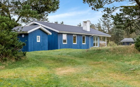 Conny - 350M from the Sea: Toit, Maison, Domicile, Chalet, Porte, Siding, Plate-Forme, Porche, Planche, Dur