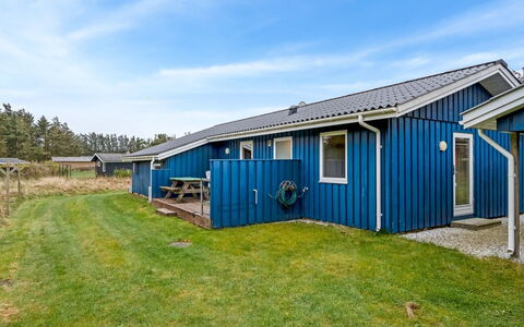 Conny - 350M from the Sea: Toit, Maison, Domicile, Chalet, Porte, Siding, Plate-Forme, Porche, Planche, Dur