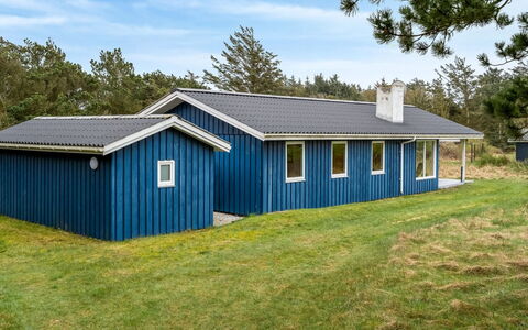 Conny - 350M from the Sea: Toit, Maison, Domicile, Chalet, Porte, Siding, Plate-Forme, Porche, Planche, Dur
