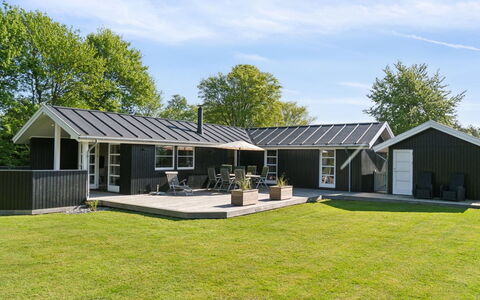 Melvin - 700M from the Sea: Toit, Maison, Domicile, Chalet, Siding, Biens, Allée, Batiments Jardin, Cour, Cabanon