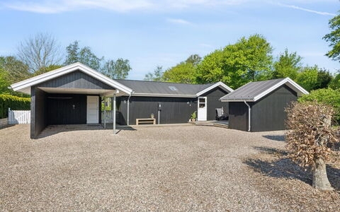 Melvin - 700M from the Sea: Toit, Maison, Domicile, Chalet, Siding, Biens, Allée, Batiments Jardin, Cour, Cabanon