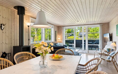 Melvin - 700M from the Sea: Toit, Maison, Domicile, Chalet, Siding, Biens, Allée, Batiments Jardin, Cour, Cabanon
