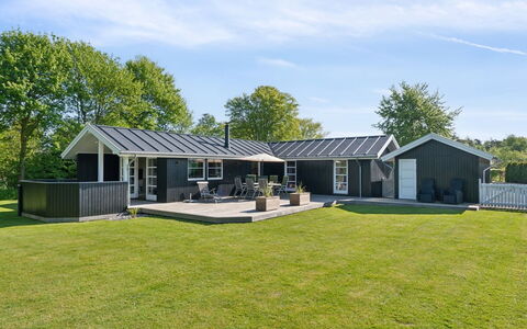 Melvin - 700M from the Sea: Toit, Maison, Domicile, Chalet, Siding, Biens, Allée, Batiments Jardin, Cour, Cabanon