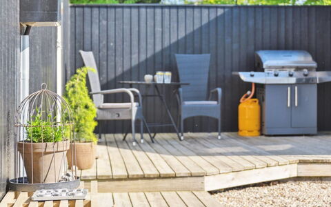 Melvin - 700M from the Sea: Toit, Maison, Domicile, Chalet, Siding, Biens, Allée, Batiments Jardin, Cour, Cabanon