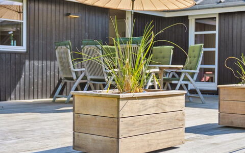 Melvin - 700M from the Sea: Toit, Maison, Domicile, Chalet, Siding, Biens, Allée, Batiments Jardin, Cour, Cabanon