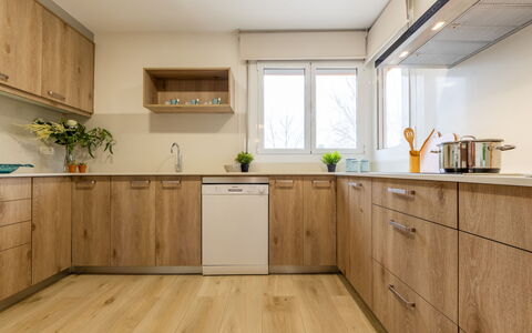 Sant Roc: Marron, Cabinetry, Comptoir, Evier, Robinet, Propriété, Évier, Bâtiment, Cuisine, Bois