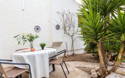 Tu Y Yo: Table, Plante, Propriété, Meubles, Vert, Chaise, Éclairage, Design Intérieur, Mur, Arecales