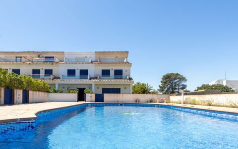 Mar: L'Eau, Ciel, Plante, Bleu, Bâtiment, Piscine, Fenêtre, Arbre, Loisir, Zone Résidentielle