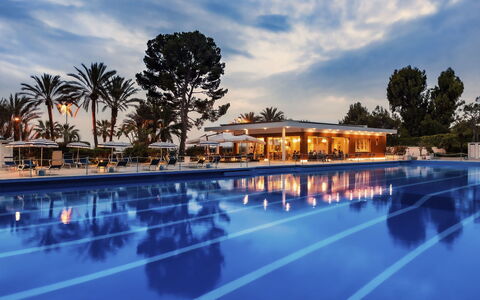 Mediterranee: Nuage, Ciel, L'Eau, Propriété, Piscine, Bâtiment, Arbre, Bleu Azur, Crépuscule, Loisir