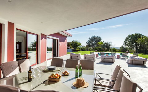 Recanto Murta V6 Vip Properties: Table, Propriété, Meubles, Chaise, Pot De Fleur, Plante, Vaisselle, Ciel, Bâtiment, Ombre