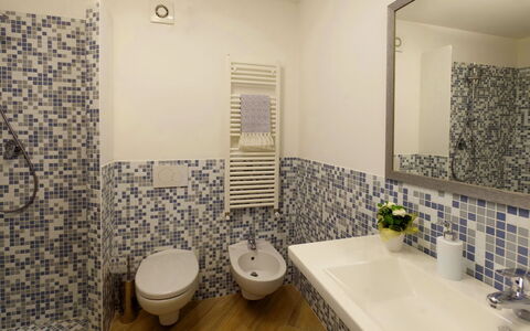 Villa Sant'andrea: Miroir, Luminaire Plomberie, Robinet, Évier, Salle De Bains, Plante, Violet, Éclairage, Lavabo, Design Intérieur