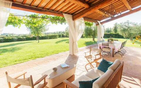 Villa Sant'andrea: Plante, Meubles, Table, Propriété, Chaise, Bois, Arbre, Ombre, Mobilier De Jardin, Porche