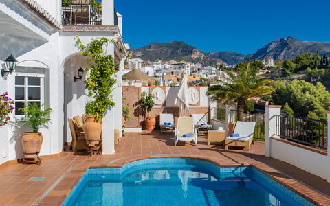 Vallbo: Plante, L'Eau, Ciel, Propriété, Bâtiment, Bleu Azur, Piscine, Bleu, Pot De Fleur, Loisir