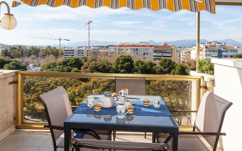 Luxury Atic Cambrils: Plante, Bâtiment, Ciel, Fenêtre, Arbre, Maison, Lot Terre, Quartier, Design Urbain, Zone Résidentielle