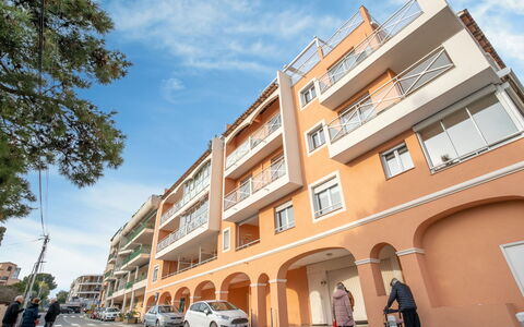 Les Calanques D'Azur: Plante, Bâtiment, Ciel, Fenêtre, Arbre, Maison, Lot Terre, Quartier, Design Urbain, Zone Résidentielle