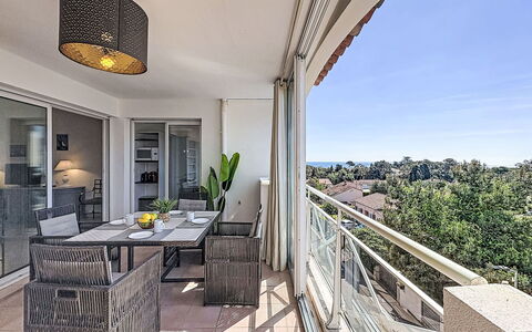 Les Calanques D'Azur: Meubles, Appartement, Sol, Sol, Chaise, Domicile, Balcon, Table Cuisine Et Salle A Manger, Plafond, Condominium