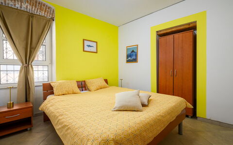 Vrsar 105: Lit, Chambre, Literie, Drap De Lit, Design Intérieur, Sol, Jaune, Pièce, Meubles, Sol