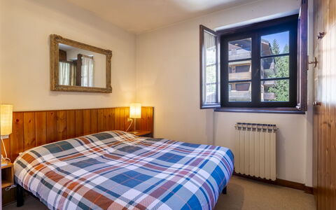 Masserini View Apartment: Mur, Bois, Chambre, Lit, Drap De Lit, Design Intérieur, Literie, Meubles, Sol, Cadre De Lit