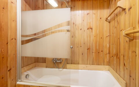 Masserini View Apartment: Bois, Sol, Sol, Design Intérieur, Luminaire Plomberie, Salle De Bains, Pièce, Baignoire, Plomberie, Tache De Bois