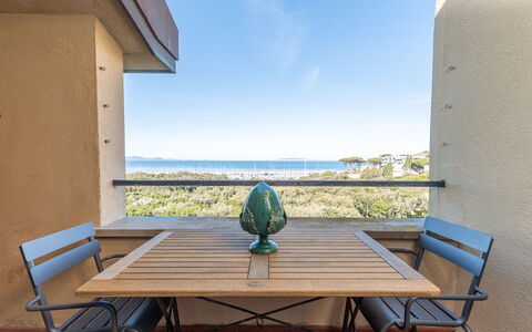 Punta Ala 130: Table, Ciel, Meubles, Propriété, Bâtiment, L'Eau, Bleu Azur, Bois, Plante, Ombre