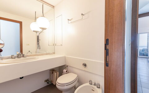 Punta Ala 130: Miroir, Luminaire Plomberie, Évier, Propriété, Robinet, Lavabo, Salle De Bains, Violet, Bois, Design Intérieur