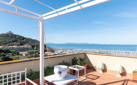 Punta Ala 130: Ciel, Bâtiment, Propriété, Meubles, L'Eau, Bleu Azur, Ombre, Mobilier De Jardin, Station Balnéaire, Chaise