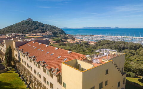 Punta Ala 130: Ciel, Bâtiment, Propriété, L'Eau, Nuage, Fenêtre, Plante, Montagne, Arbre, Architecture