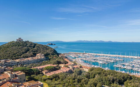 Punta Ala 130: Nuage, Ciel, L'Eau, Jour, Bleu Azur, Bleu, Arbre, Végétation, Cotiers Et Relief Océaniques, Montagne