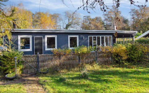 Laurentius - 625M from the Sea: Domicile, Toit, Maison, Chalet, Biens, Porte, Porche, Siding, Ferme, Ombre