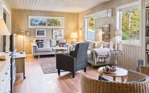 Laurentius - 625M from the Sea: Domicile, Toit, Maison, Chalet, Biens, Porte, Porche, Siding, Ferme, Ombre