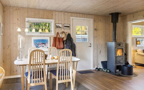 Laurentius - 625M from the Sea: Domicile, Toit, Maison, Chalet, Biens, Porte, Porche, Siding, Ferme, Ombre
