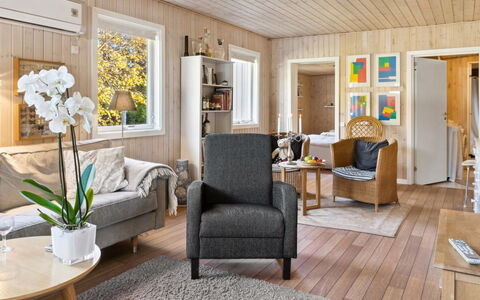 Laurentius - 625M from the Sea: Domicile, Toit, Maison, Chalet, Biens, Porte, Porche, Siding, Ferme, Ombre