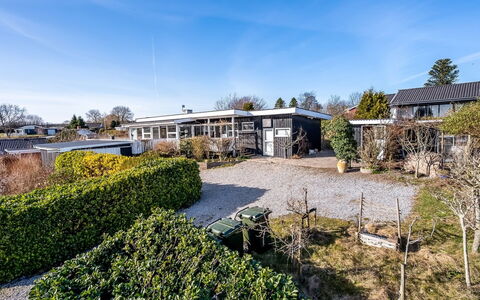 Sylvia - 450M from the Sea: Toit, Domicile, Porte, Chalet, Ombre, Siding, Cour, Biens, Arrière-Cour