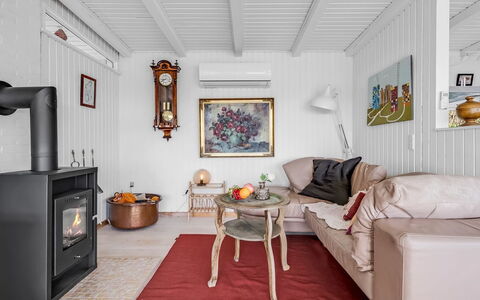 Sylvia - 450M from the Sea: Toit, Domicile, Porte, Chalet, Ombre, Siding, Cour, Biens, Arrière-Cour