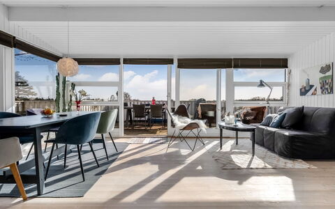 Sylvia - 450M from the Sea: Toit, Domicile, Porte, Chalet, Ombre, Siding, Cour, Biens, Arrière-Cour