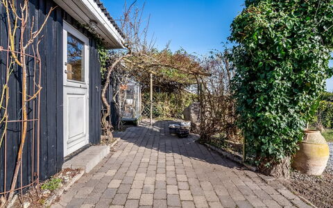 Sylvia - 450M from the Sea: Toit, Domicile, Porte, Chalet, Ombre, Siding, Cour, Biens, Arrière-Cour
