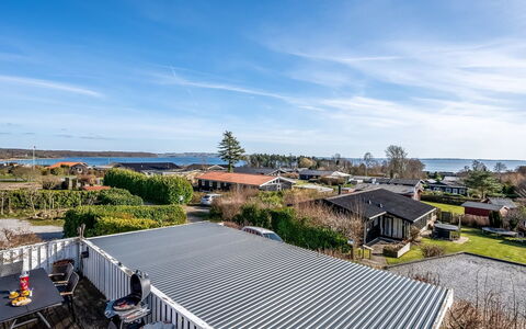 Sylvia - 450M from the Sea: Toit, Domicile, Porte, Chalet, Ombre, Siding, Cour, Biens, Arrière-Cour
